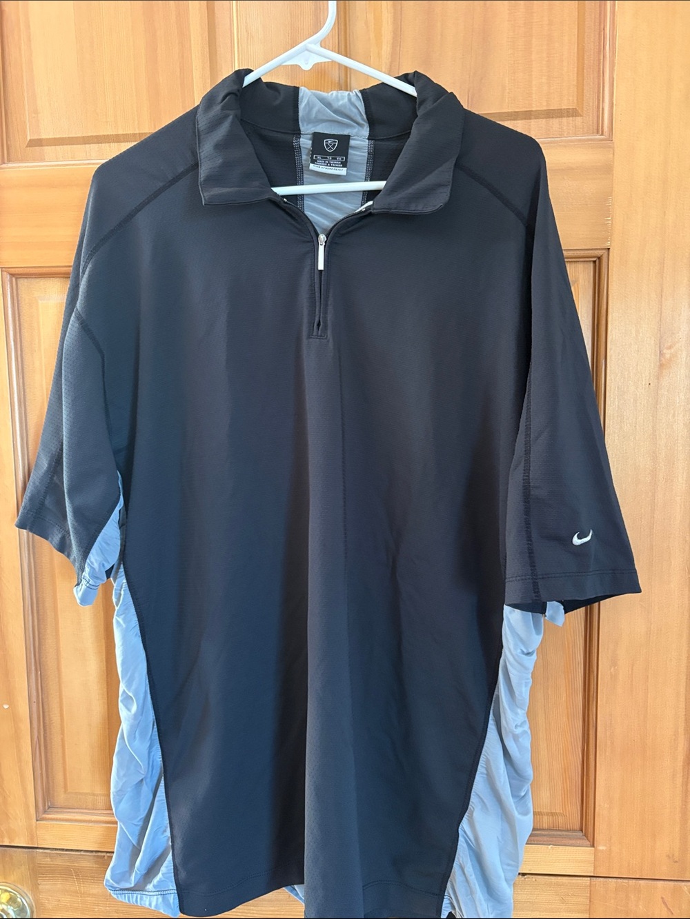 Nike Men’s Black and Light Gray Short-Sleeve Quarter-Zip Performance Jacket